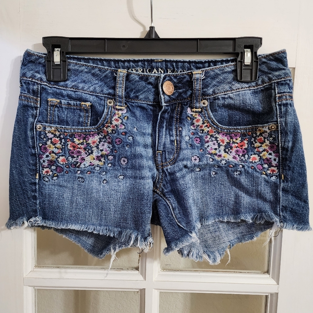 American Eagle Floral Embroidered Denim Shorts Low Rise Size 2 FLAWED READ DESC